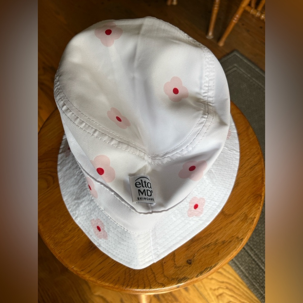 EltaMD White Floral Bucket Hat Adult Medium NWOT Summer Sun Ha